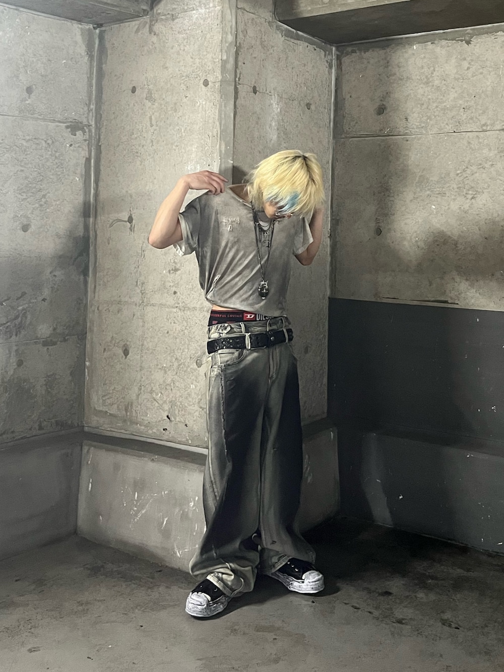 「デニムシャツ、スニーカー、春コーデ、カジュアルコーデ、春ファッション、スニーカーコーデ」｜「LTSのアイテム（Tシャツ/カットソー、グレー系）」を使った、lllbale13さん（骨格ストレート・メンズ・165cm）の春コーディネートの1枚目の写真