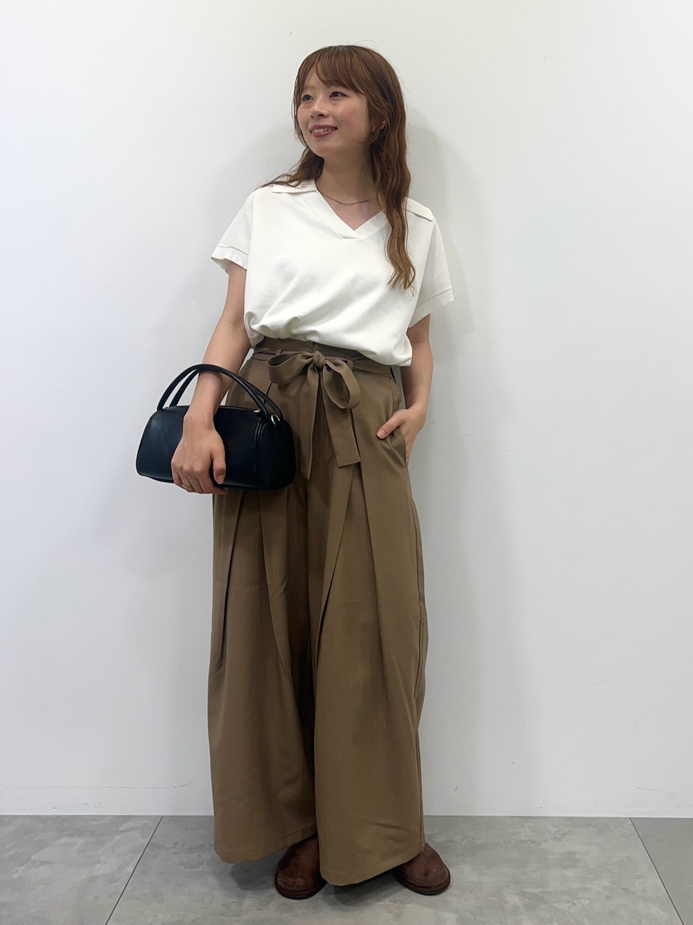 ホワイト系のニット/セーター、ブラウン系のその他パンツ、ブラウン系のその他シューズを着用したレディースの夏コーディネートの1枚目の写真