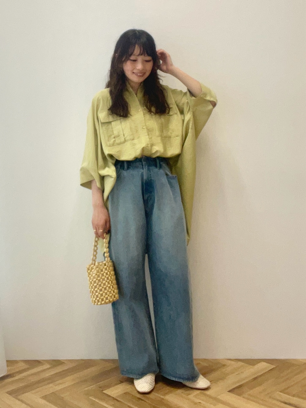 ブルー系のデニムパンツ、グリーン系のシャツ/ブラウスを着用したレディースの夏コーディネートの1枚目の写真