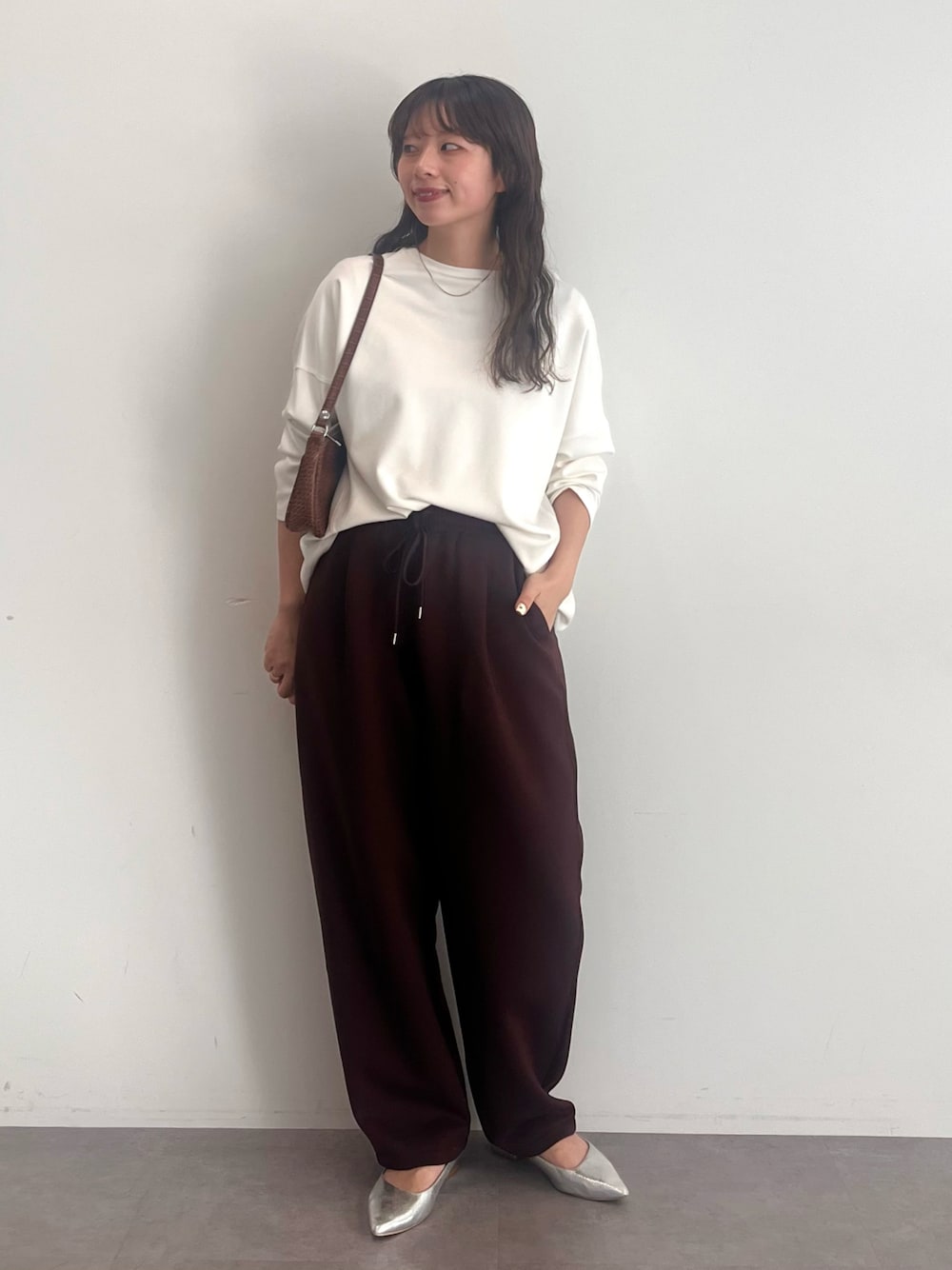 グレー系のスウェット、ブラウン系のその他パンツを着用したレディースの冬コーディネートの1枚目の写真