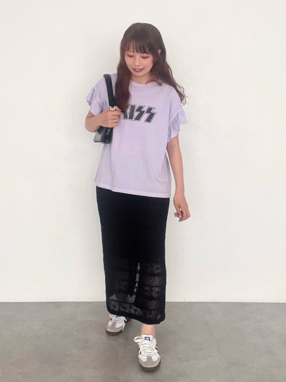パープル系のTシャツ/カットソー、ブラック系のスカートを着用したレディースの夏コーディネートの1枚目の写真