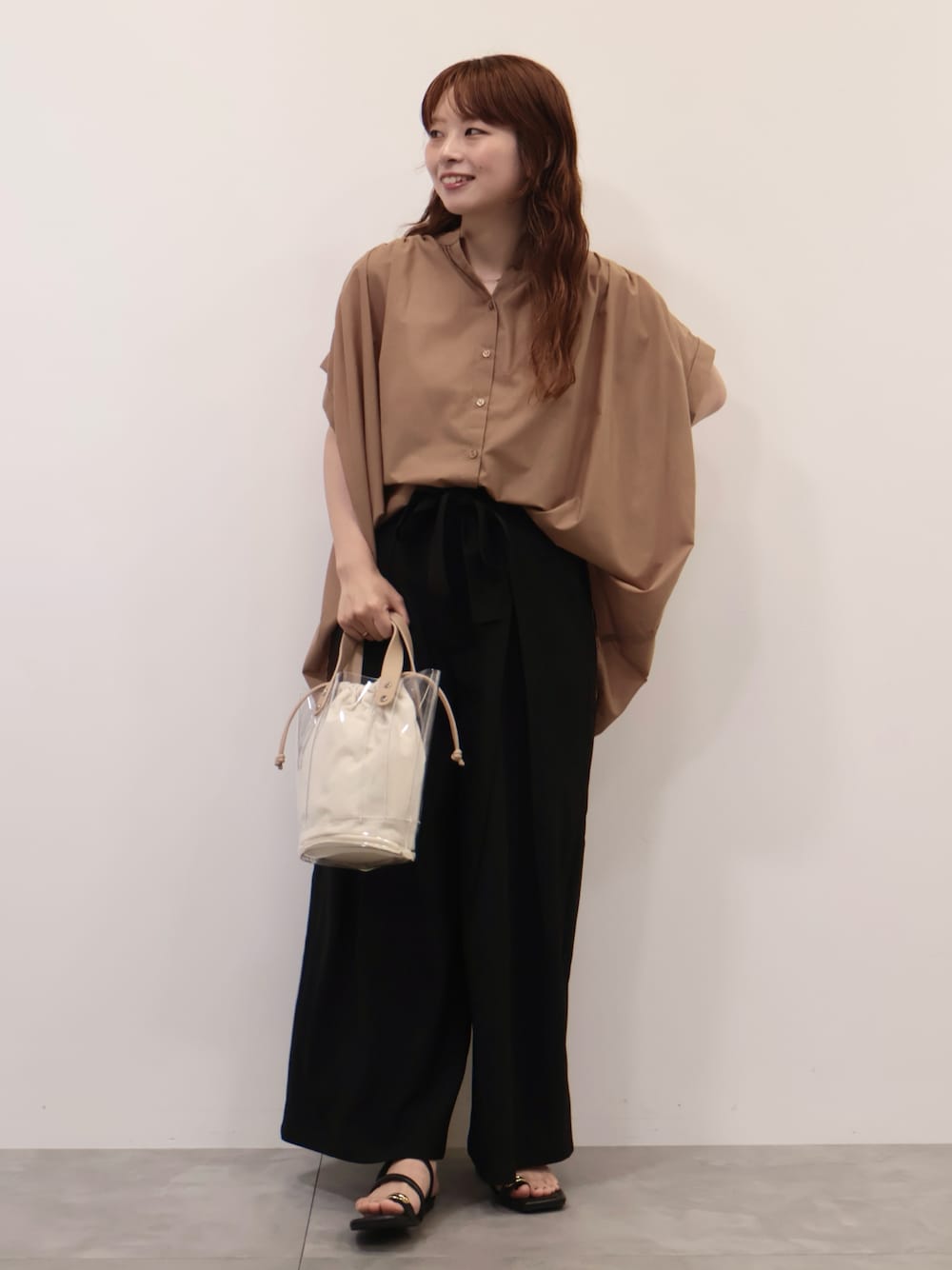 ブラウン系のシャツ/ブラウス、ベージュ系のトートバッグ、ブラック系のサンダルを着用したレディースの夏コーディネートの1枚目の写真