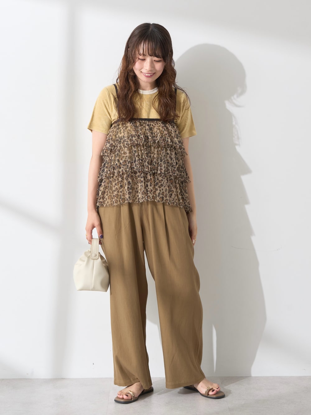 イエロー系のTシャツ/カットソー、その他のキャミソール、グリーン系のその他パンツを着用したレディースの夏コーディネートの1枚目の写真