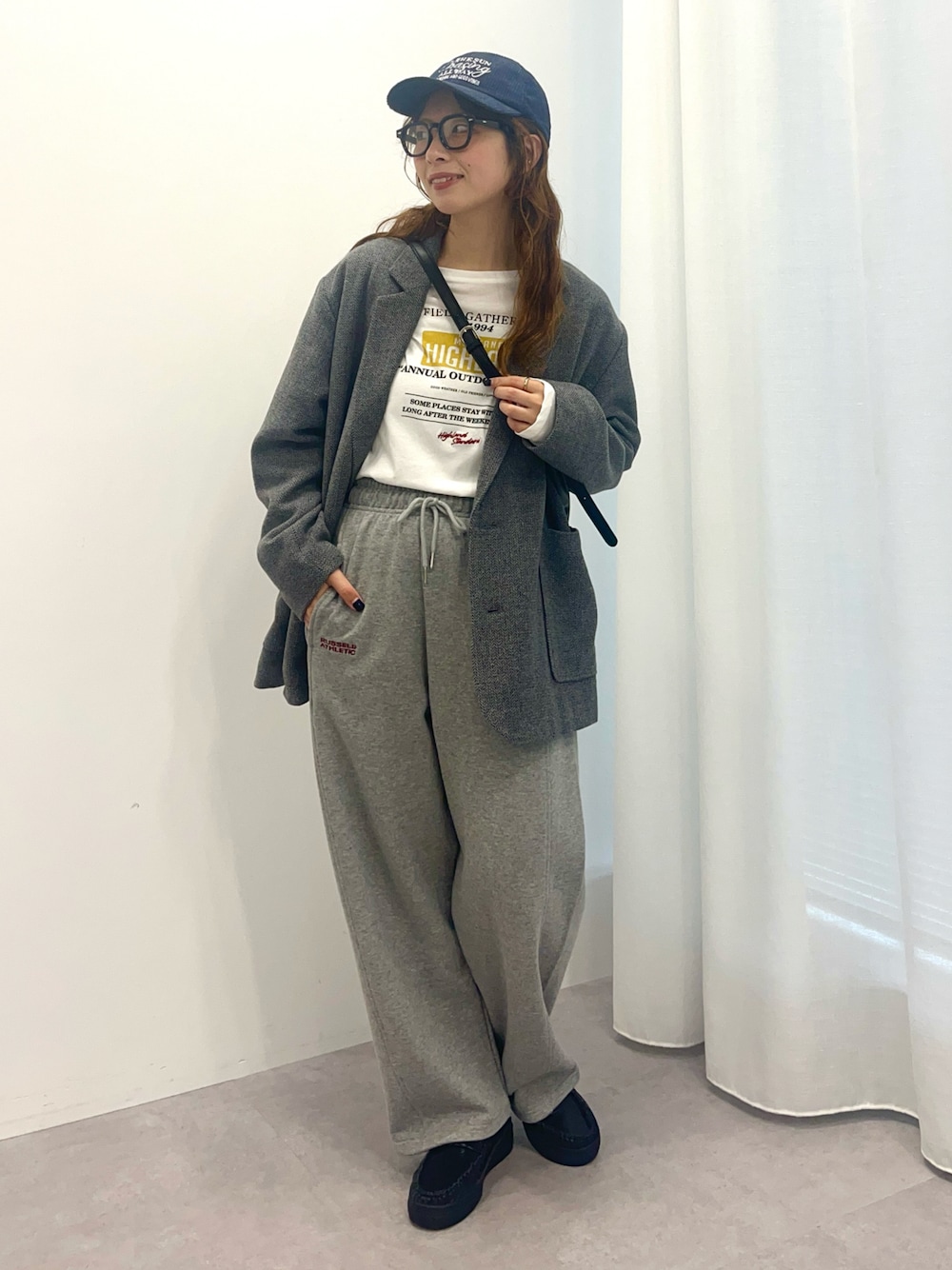 ブラック系のローファー、グレー系のスウェットパンツ、ホワイト系のTシャツ/カットソーを着用したレディースの秋コーディネートの1枚目の写真
