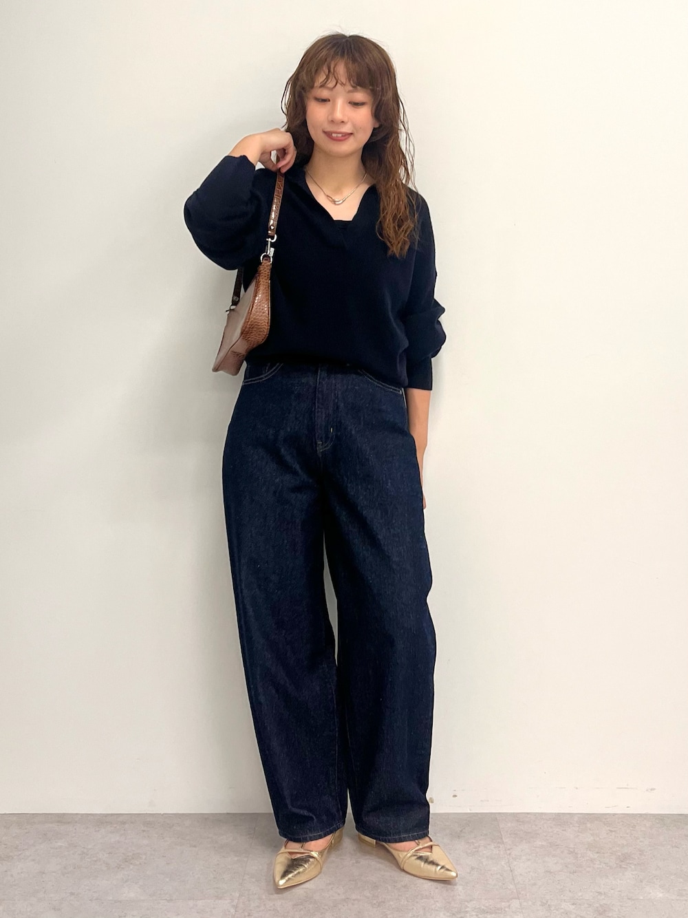 ブルー系のデニムパンツ、ブルー系のニット/セーターを着用したレディースの秋コーディネートの1枚目の写真