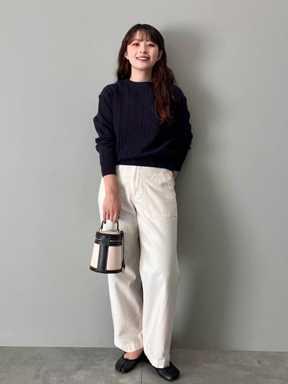 ブルー系のニット/セーター、ホワイト系のその他パンツを着用したレディースの冬コーディネートの1枚目の写真