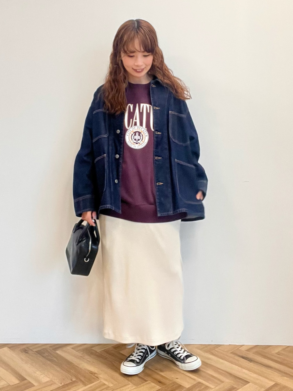 ブラウン系のスウェット、ブルー系のデニムジャケット、ホワイト系のスカートを着用したレディースの秋コーディネートの1枚目の写真