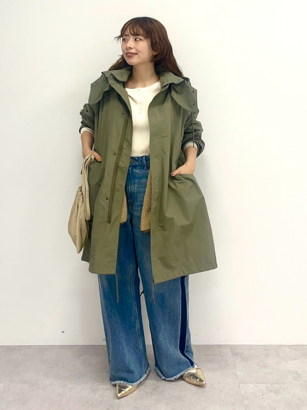 ブルー系のデニムパンツ、グリーン系のその他アウターを着用したレディースの秋コーディネートの1枚目の写真