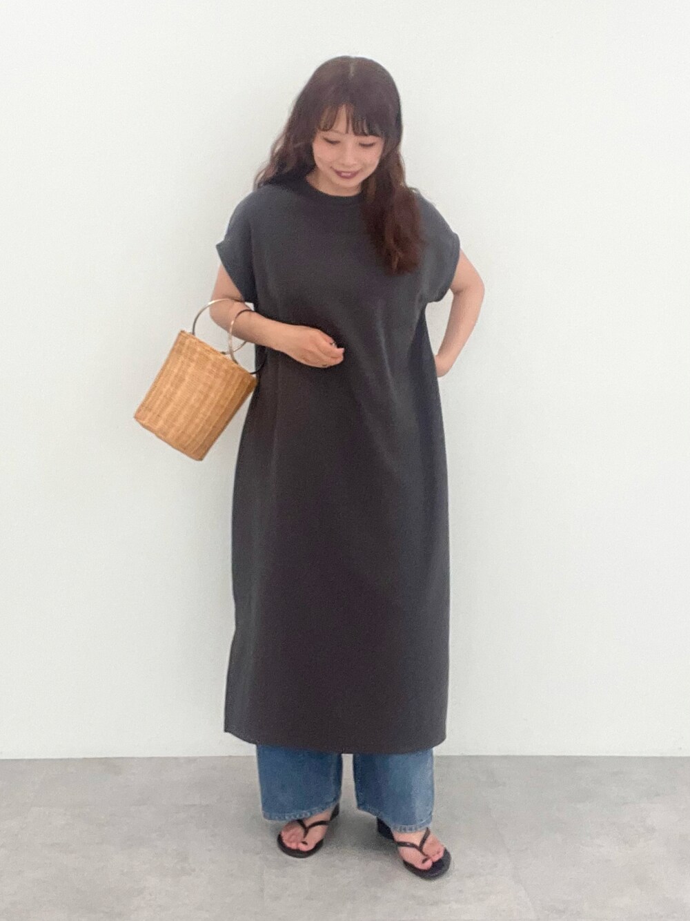 ブルー系のデニムパンツを着用したレディースの夏コーディネートの1枚目の写真