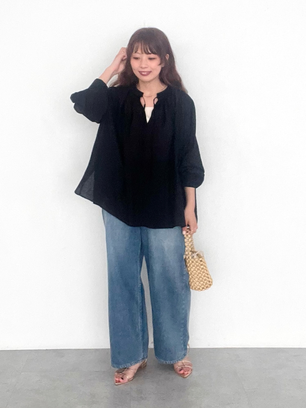 ブルー系のデニムパンツ、ブラック系のシャツ/ブラウスを着用したレディースの秋コーディネートの1枚目の写真