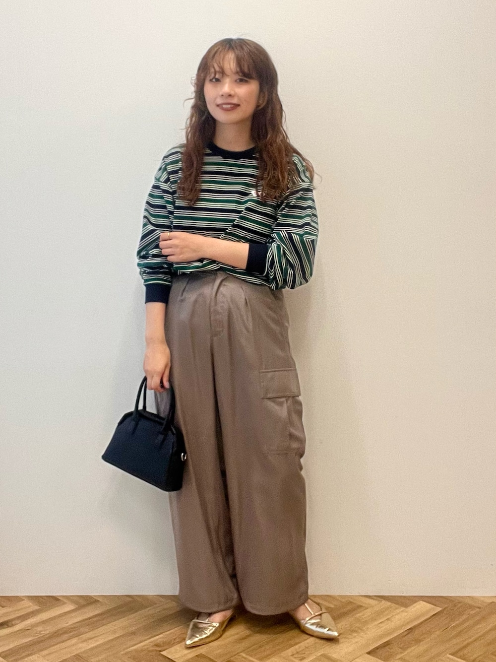 ブルー系のTシャツ/カットソー、ベージュ系のその他パンツを着用したレディースの秋コーディネートの1枚目の写真