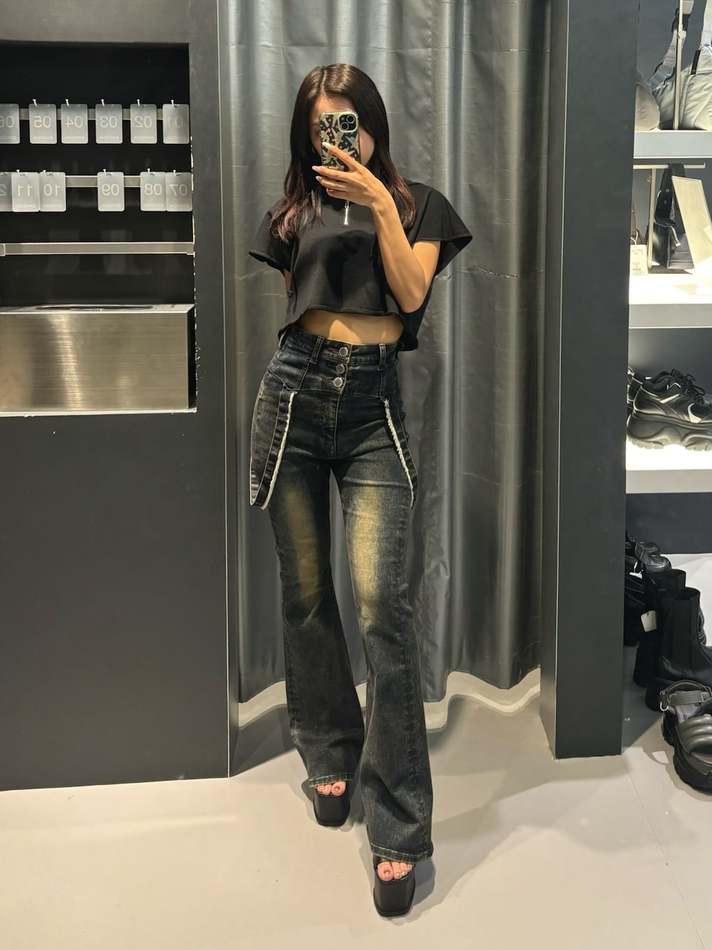 ブラック系のTシャツ/カットソー、ブルー系のデニムパンツ、ブラック系のサンダルを着用したレディースの夏コーディネートの1枚目の写真