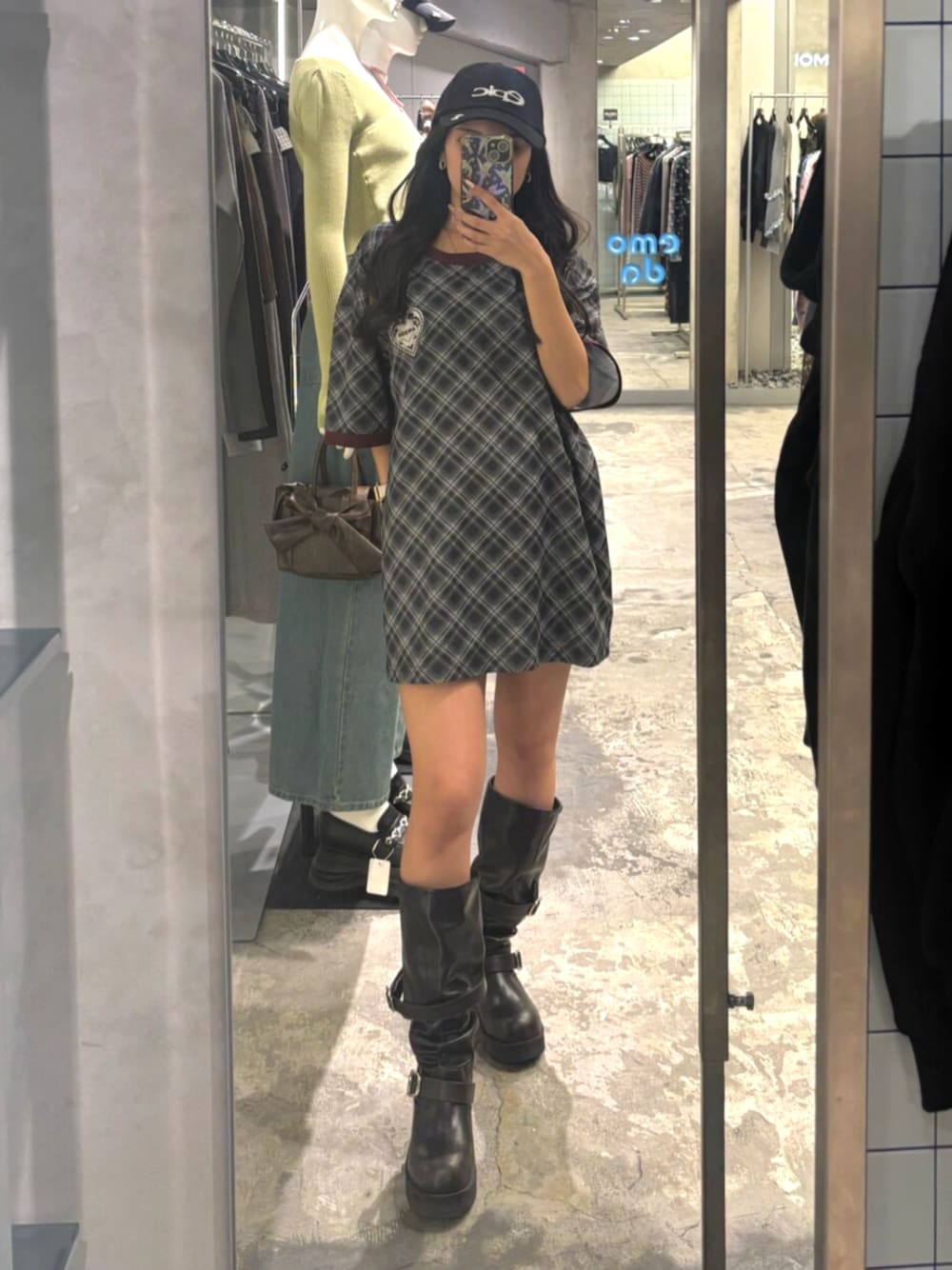 ブラック系のTシャツ/カットソー、ブラック系のブーツ、ブラック系のキャップを着用したレディースの冬コーディネートの1枚目の写真