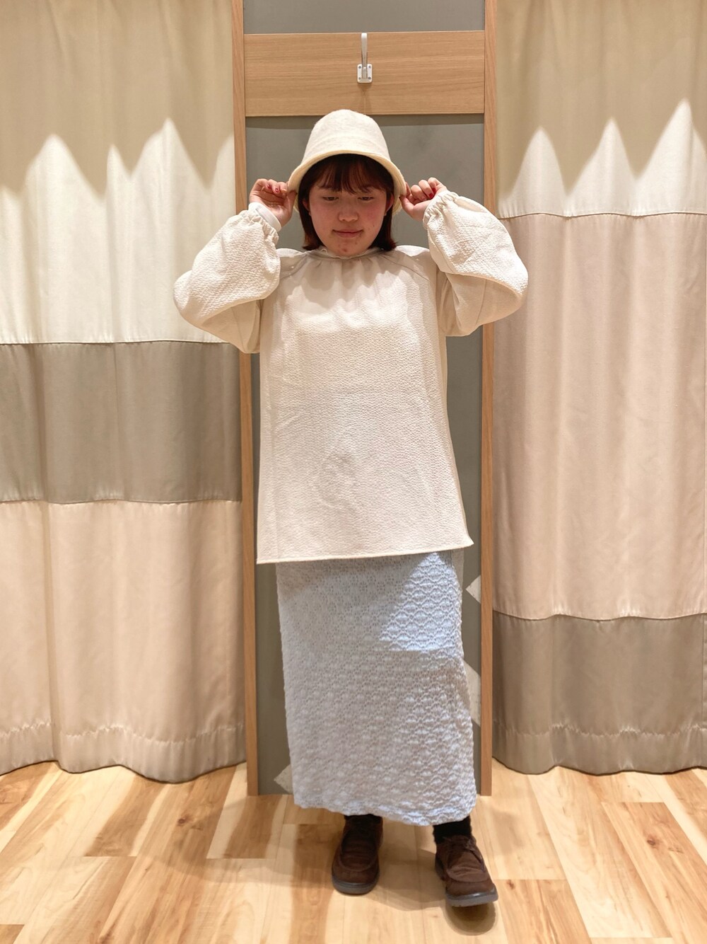 「低身長コーデ、きれいめコーディネート、きれいめスタイル、レーススカート、ストレッチ、タイトスカート、前後2way、チュニック丈、ブラウス、袖ボリュームブラウス、春物コーデ、新作コーデ、ポコポコ、ゆったりシルエット、オケージョンスタイル」｜「Samansa Mos2 blueの編み立てベルハット（ハット、ホワイト系）」を使った、のんさん（レディース・152cm）の冬コーディネートの1枚目の写真