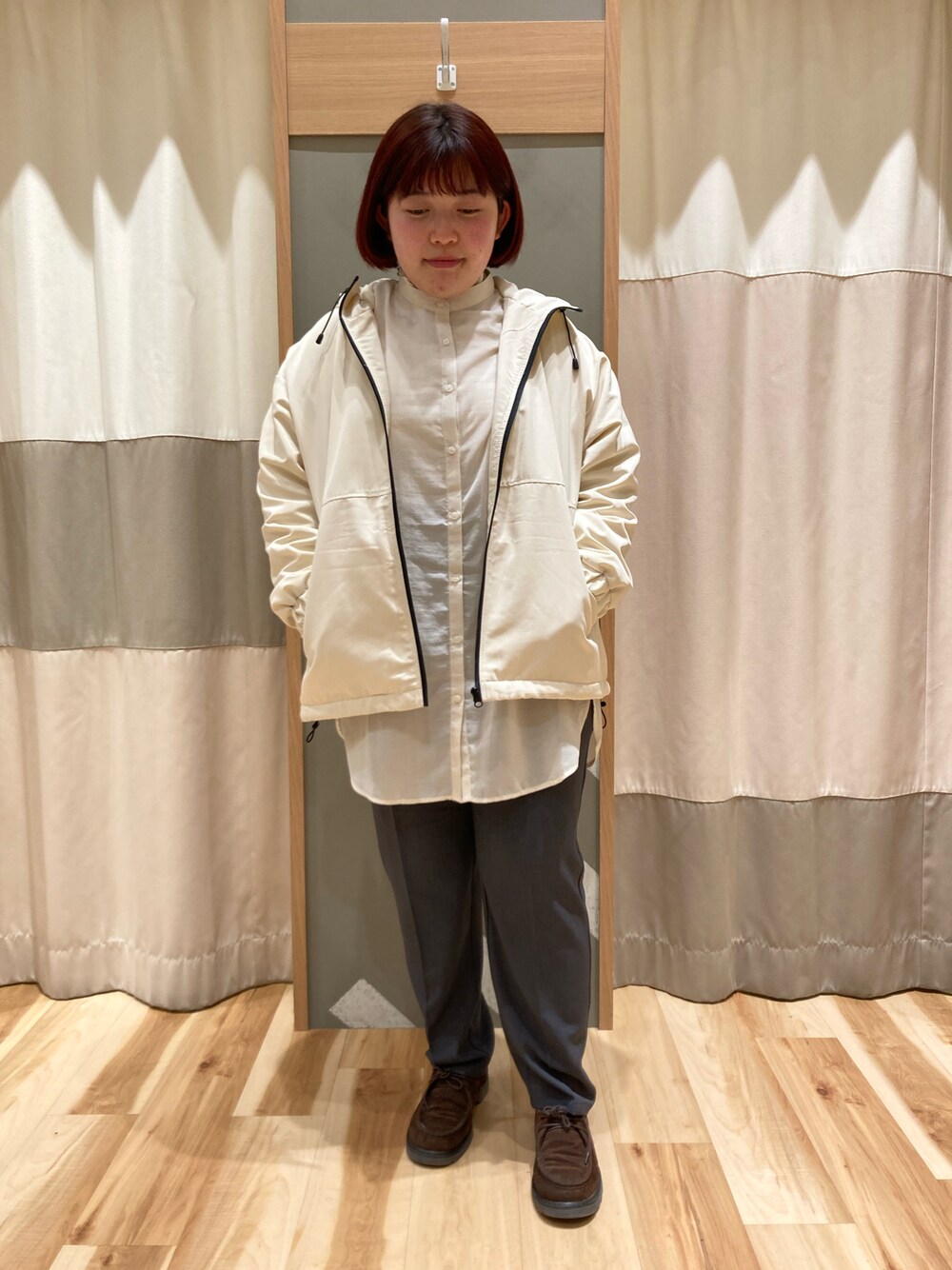 「マウンテンパーカー、低身長女子、着回しコーデ、シンプルスタイル、大人女子、ラクチンコーデ、オフィスカジュアル、オフィススタイル、チュニック、マルチスタイルテーパードパンツ、ゆるコーデ、パンツコーデ、キレイめコーデ、グレー×ホワイト、オトナカワイイ」｜「Samansa Mos2 blueのバンドカラーシャツチュニック（シャツ/ブラウス、ホワイト系）」を使った、のんさん（レディース・152cm）の冬コーディネートの1枚目の写真