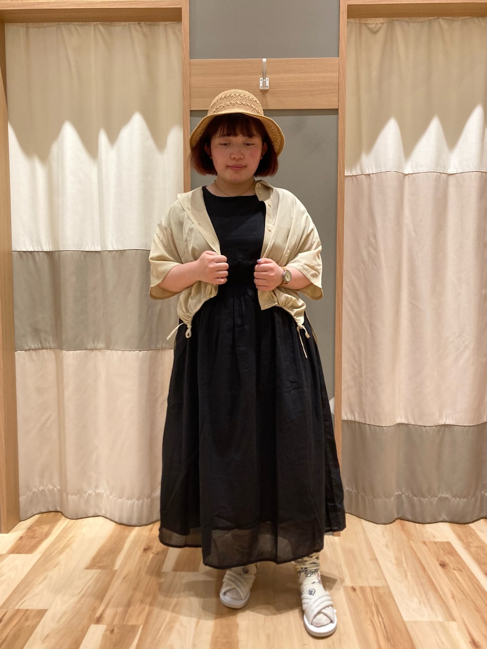 「夏、楽チンコーデ、低身長女子、シンプル、ブラック、大人可愛い、シャツスタイル、ワンピーススタイル、サンダル、インド綿、インドコットン、フレンチスリーブ、シャツ好き集まれ、ドロストシャツ、トレンドコーデ」｜「Samansa Mos2 blueの編み立て柄ハット（ハット、ベージュ系）」を使った、のんさん（レディース・152cm）の夏コーディネートの1枚目の写真