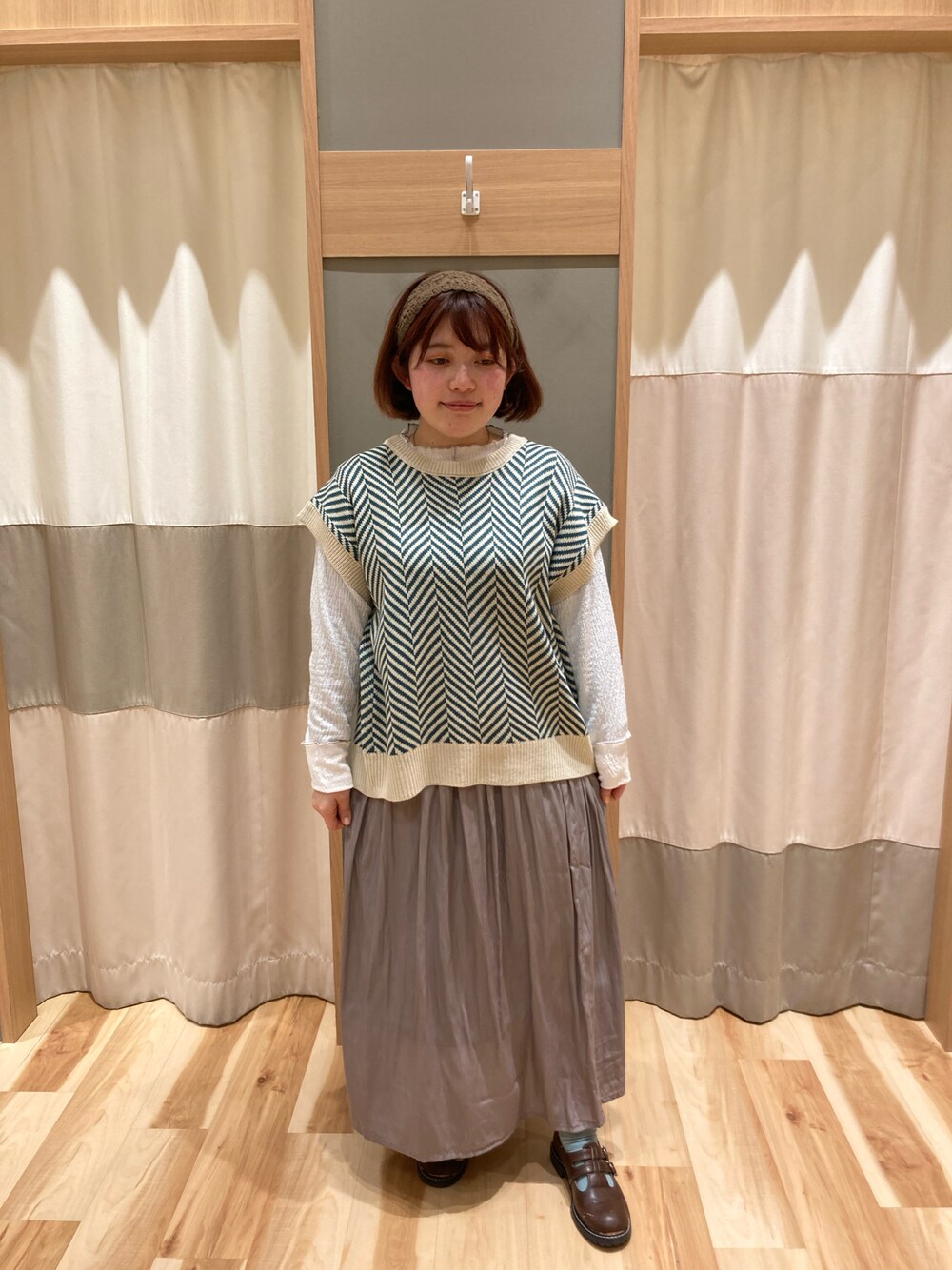 「休日スタイル、春色、ニットベスト、ベスト×カットソー、ヘリンボーン柄、メロウトップス、配色カットソー、カジュアルコーデ、お出かけコーデ、グリーン×ベージュ、春カラー、うしろリボン、ギャザースカート」｜「Samansa Mos2 blueの配色メロウプルオーバー（Tシャツ/カットソー、ホワイト系）」を使った、のんさん（レディース・152cm）の冬コーディネートの1枚目の写真