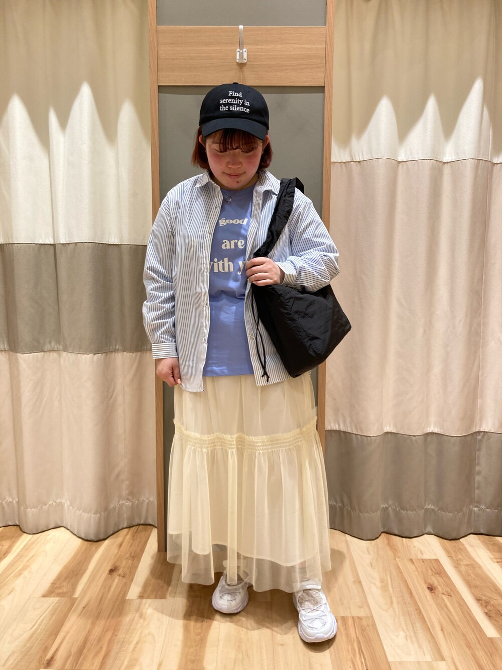 ホワイト系のドレスシューズ、ブラック系のハンドバッグ、ブルー系のTシャツ/カットソーを着用したレディースの春コーディネートの1枚目の写真