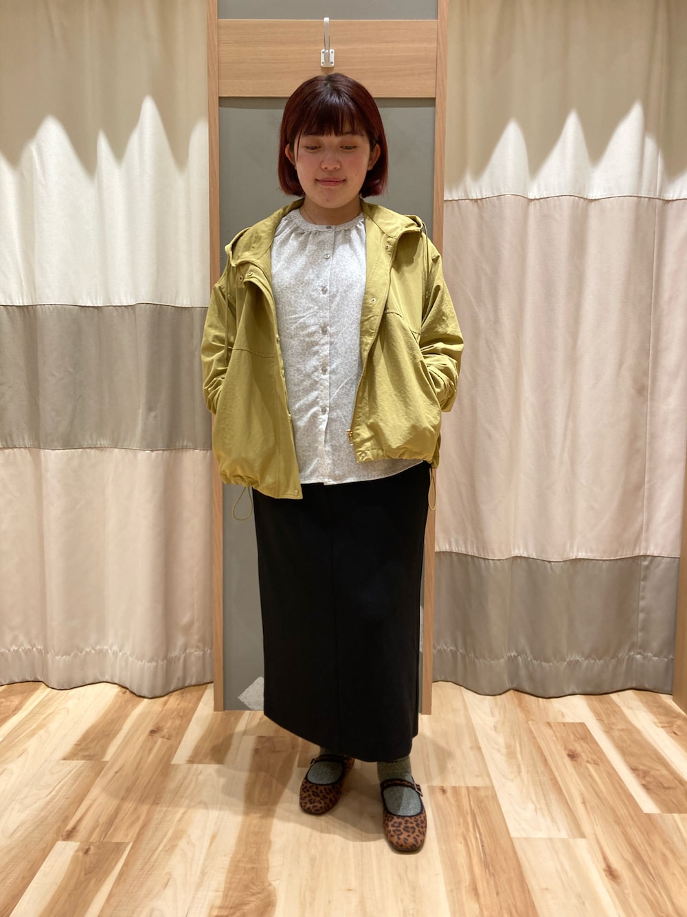 「秋のコーデ、おでかけコーデ、秋服、大人コーデ、マウンテンパーカー、マスタードカラー、前後2way、前後着ブラウス、花柄ブラウス、ハイウエスト、ハイウエストスカート、タイトスカート、レオパード、大人可愛い、アウターコーデ」｜「Samansa Mos2 blueの前後2WAY花柄ブラウス（シャツ/ブラウス、グレー系）」を使った、のんさん（レディース・152cm）の秋コーディネートの1枚目の写真