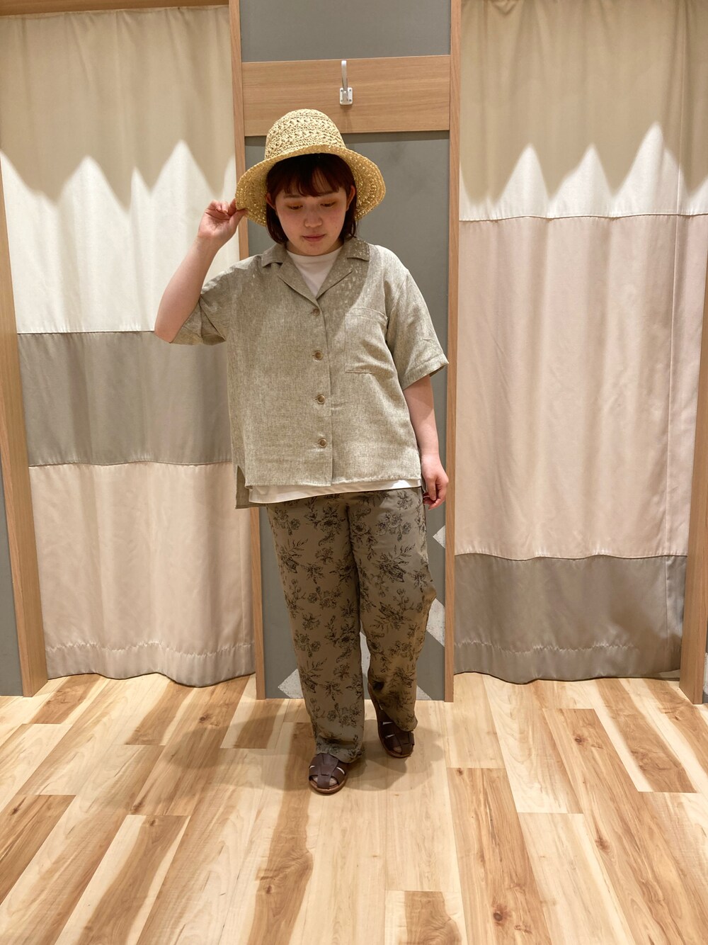 「ブラウンコーデ、ワイドパンツ、イージーパンツ、花柄パンツ、ペーパーハット、開襟シャツ、ベージュ、夏コーデ、パンツコーデ、大人カジュアル、サンダルに靴下、低身長コーデ、休日スタイル、ブラウンパンツ、ベージュ×ブラウン」｜「Samansa Mos2 blueの開襟シャツ(セットアップ可)（シャツ/ブラウス、ベージュ系）」を使った、のんさん（レディース・152cm）の春コーディネートの1枚目の写真