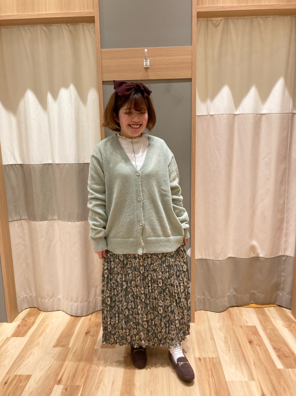 「春先取り、春コーデ、休日コーデ、大人コーデ、プリーツスカート、花柄、低身長女子、淡色コーデ、グリーンコーデ、春ニット、グリーン、Vネックニット、カーディガン、低身長コーデ、カラーコーデ」｜「Samansa Mos2 blueのアイテム（Tシャツ/カットソー、ホワイト系）」を使った、のんさん（レディース・152cm）の冬コーディネートの1枚目の写真