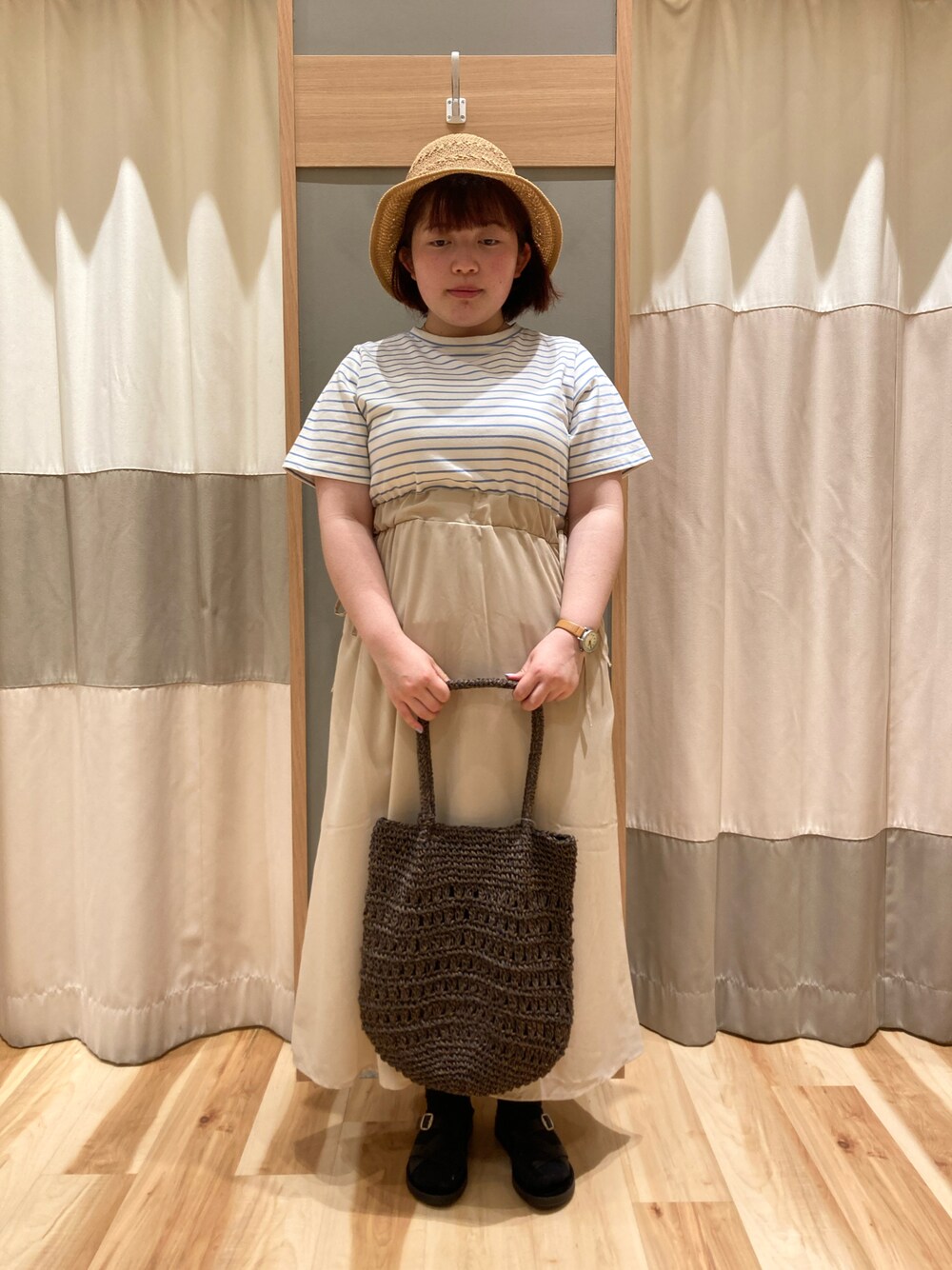 「大人女子、夏、ゆるコーデ、ドッキングワンピ、ラクチンコーデ、オトナ女子、オトナカジュアル、初夏コーデ、ボーダーワンピース、異素材、ペーパーバッグ、ドロスト、サンダル、カジュアルコーデ、大人ファッション」｜「Samansa Mos2 blueの編み立て柄ハット（ハット、ベージュ系）」を使った、のんさん（レディース・152cm）の春コーディネートの1枚目の写真