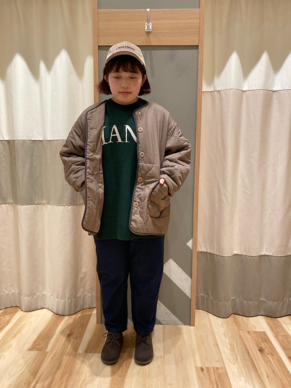 「秋冬コーデ、お出かけコーデ、オトナカジュアル、大人女子、休日スタイル、パンツスタイル、低身長コーデ、パンツコーデ、キルティング、秋冬、秋のコーデ、トップス、ロゴニット」｜「Samansa Mos2のコーデュロイキャップ（ハット、ベージュ系）」を使った、のんさん（レディース・152cm）の秋コーディネートの1枚目の写真