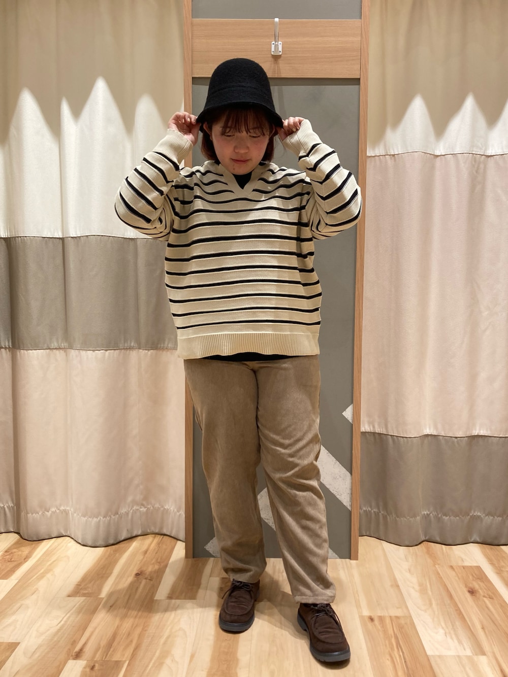 「大人カジュアル、冬、オトナ女子、ボーダーニット、低身長コーデ、帯電防止、スキッパー、コーデュロイパンツ、カジュアルコーデ、ニットコーデ、普段使い、ベルハット」｜「Samansa Mos2 blueの編み立てベルハット（ハット、ブラック系）」を使った、のんさん（レディース・152cm）の冬コーディネートの1枚目の写真