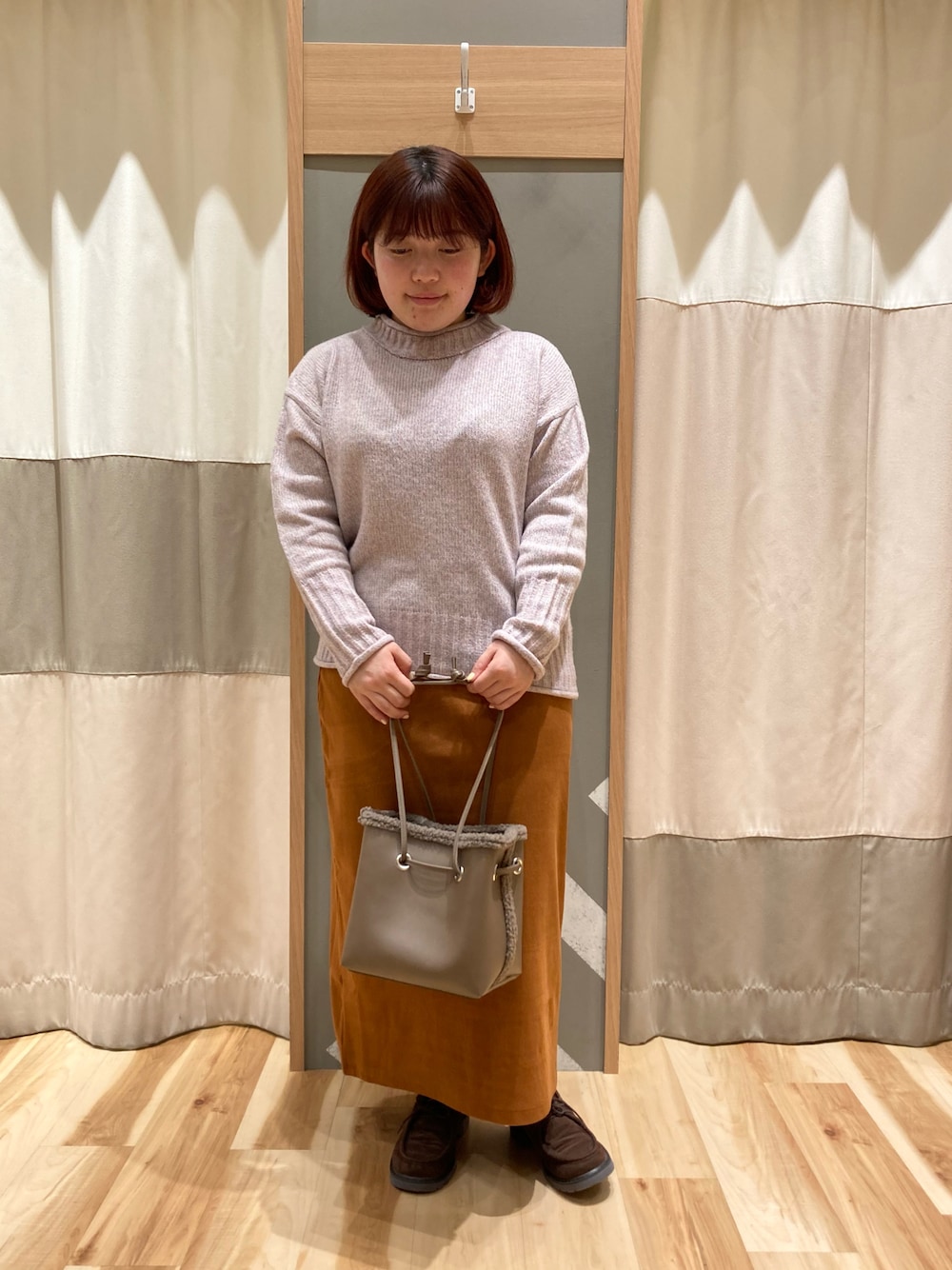 「オトナ女子、大人カジュアル、カラー×コーデ、カジュアルコーデ、おでかけコーデ、帯電防止、吸湿発熱、冬、ニットコーデ、ピンクコーデ、スカートスタイル、ショルダーバッグ、シンプルコーデ、モックネックニット、もちもちニット」｜「Samansa Mos2 blueの【帯電防止】もちもちニットプルオーバー（ニット/セーター、ピンク系）」を使った、のんさん（レディース・152cm）の冬コーディネートの1枚目の写真