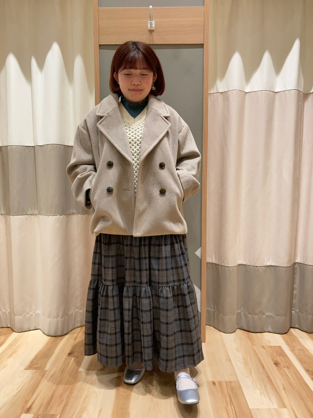 「お出かけコーデ、オトナ女子、Pコート、フリル襟、冬、低身長コーデ、カラーコーデ、ニットコーデ、ケーブルニット、田中里奈コラボ、カジュアルガーリー、ゆるコーデ、リブニット、ティアードスカート、ニットベスト」｜「Samansa Mos2 blueのスクエアトゥストラップシューズ（ドレスシューズ、シルバー系）」を使った、のんさん（レディース・152cm）の冬コーディネートの1枚目の写真