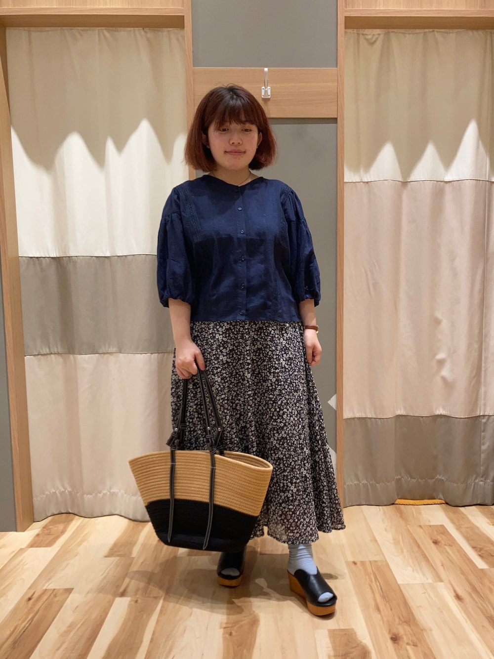 「オトナカジュアル、花柄スカート、レースブラウス、初秋、初秋コーデ、きれいめコーディネート、低身長、休日コーデ、お出かけコーデ、ネイビー、ブラック、大人かわいい、レース、7分袖」｜「Samansa Mos2 blueのレースブラウス（シャツ/ブラウス、ブルー系）」を使った、のんさん（レディース・152cm）の夏コーディネートの1枚目の写真