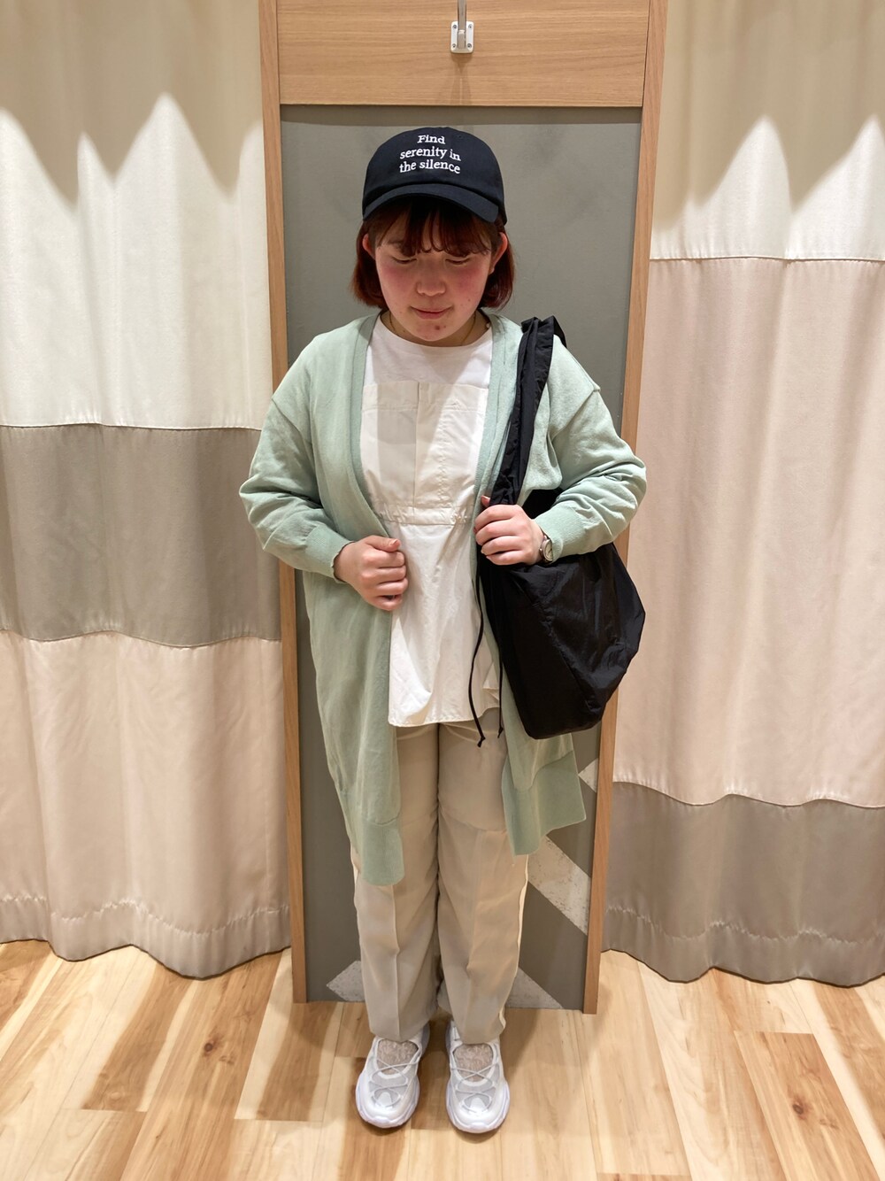 ブラック系のハンドバッグ、ホワイト系のTシャツ/カットソー、ホワイト系のその他パンツを着用したレディースの春コーディネートの1枚目の写真
