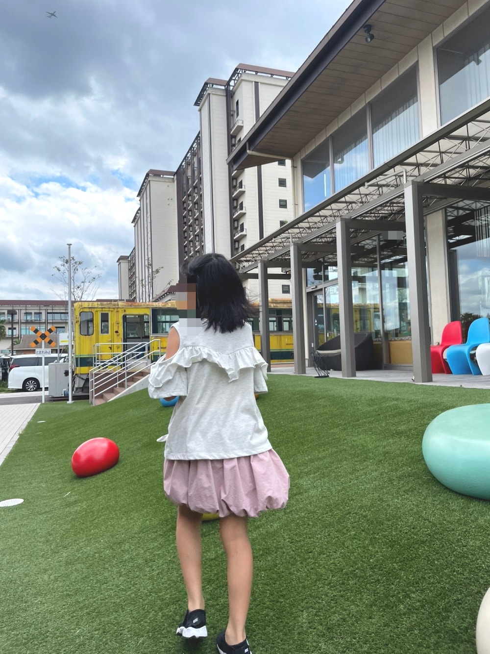 「夏休み、旅行、シンプルコーデ、夏コーデ、ミニスカート、サンダル、エアリフト、フリル、お出かけコーデ」｜「pairmanonのオープンショルダー ガールズ フリルTシャツ（Tシャツ/カットソー、グレー系）」を使った、m♡さん（キッズ・136cm）の夏コーディネートの1枚目の写真