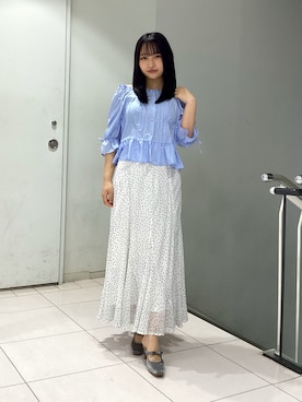 「MISCH MASCH（ミッシュマッシュ）の2026春夏新作 スクエアネックフリルペプラムブラウス（シャツ/ブラウス、ブルー系）」を使った、名古屋パルコ店さん（レディース・156cm）の春コーディネート