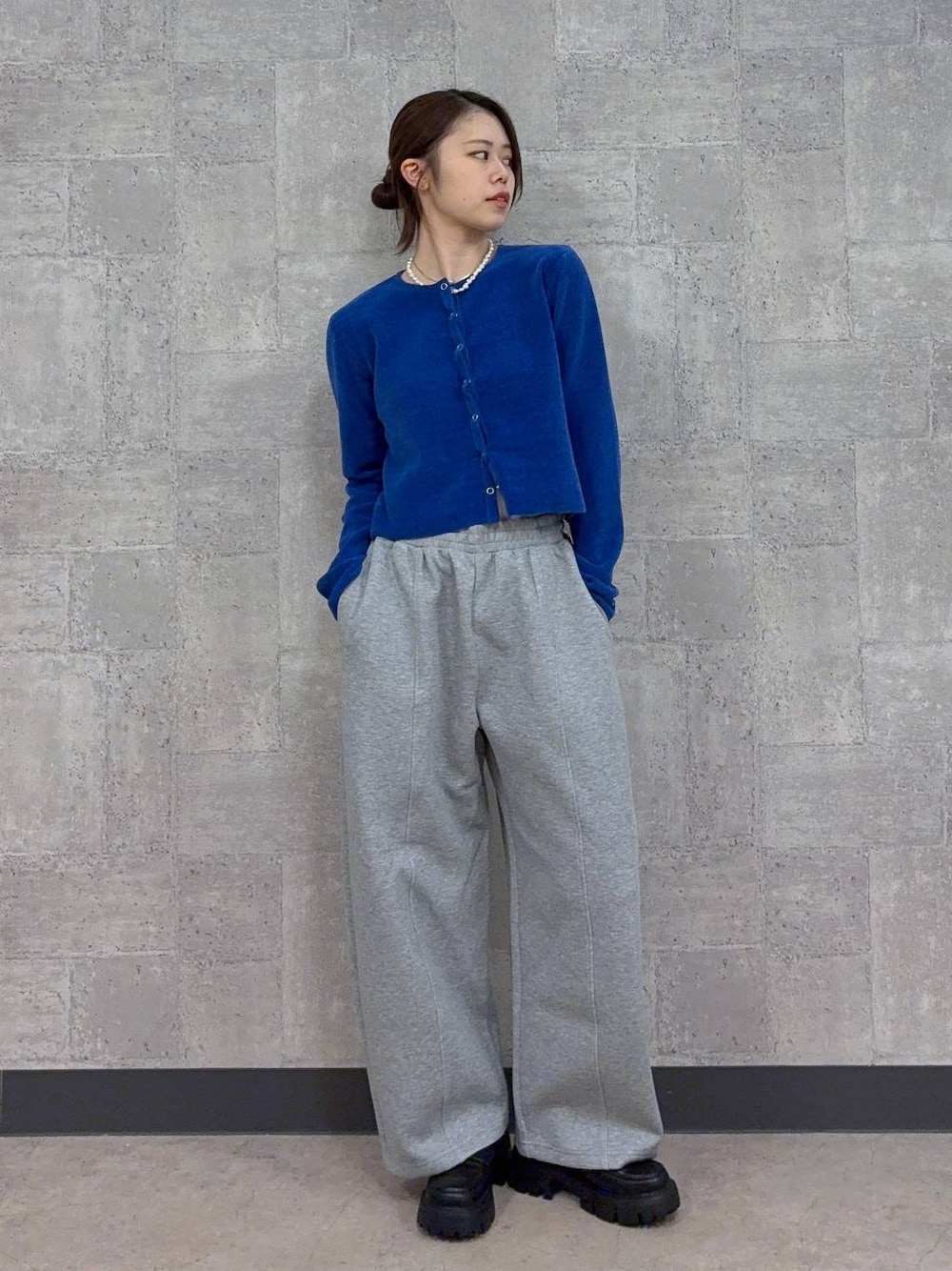 ブラック系のローファー、ブルー系のカーディガン/ボレロ、グレー系のスウェットパンツを着用したレディースの秋コーディネートの1枚目の写真