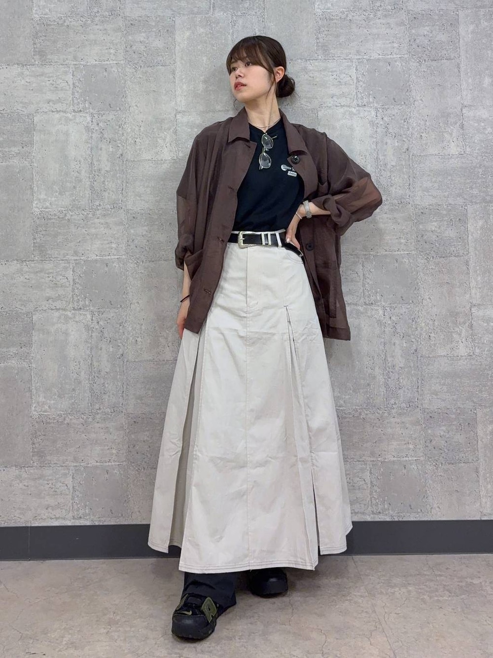 ホワイト系のスカート、その他のスラックス、ブラウン系のシャツ/ブラウスを着用したレディースの夏コーディネートの1枚目の写真