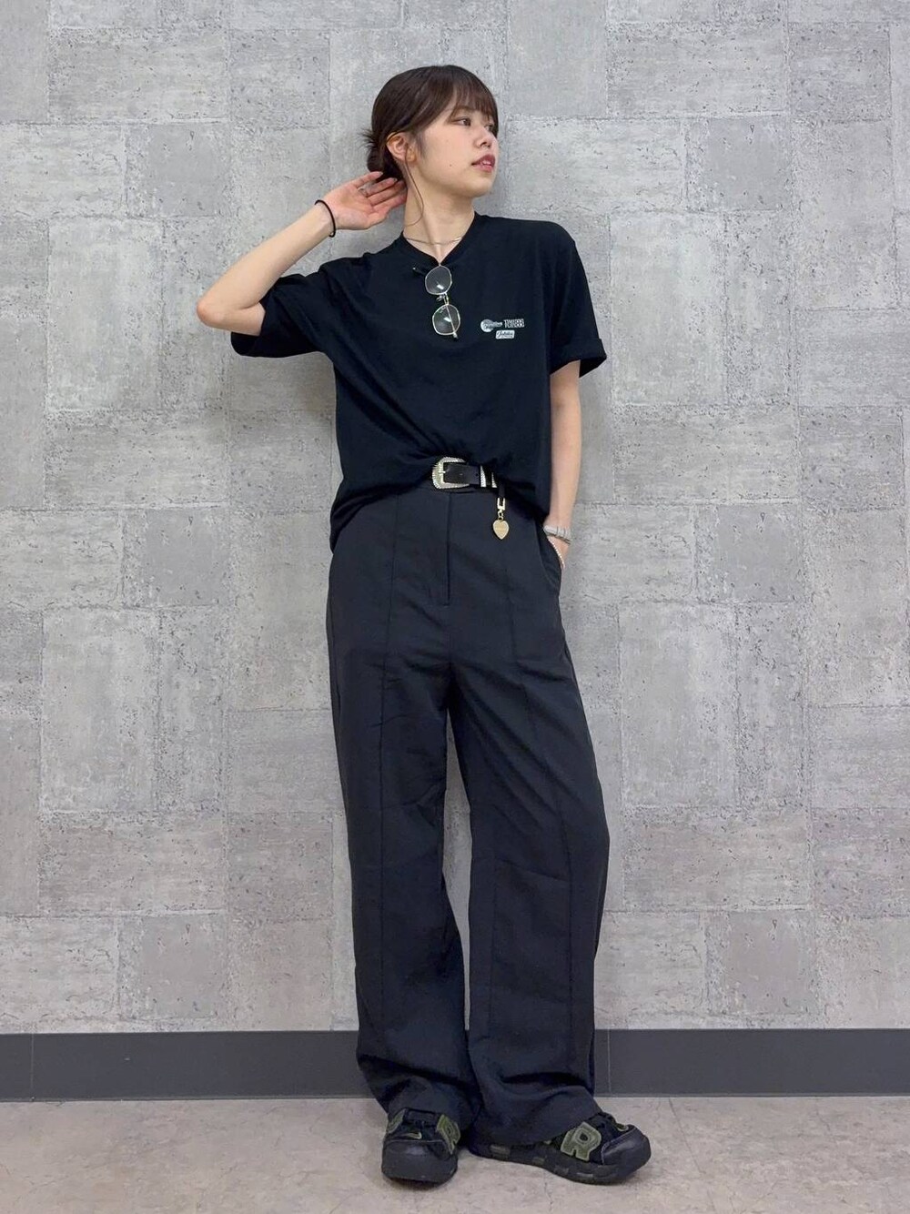 その他のスラックス、ブラック系のTシャツ/カットソーを着用したレディースの夏コーディネートの1枚目の写真