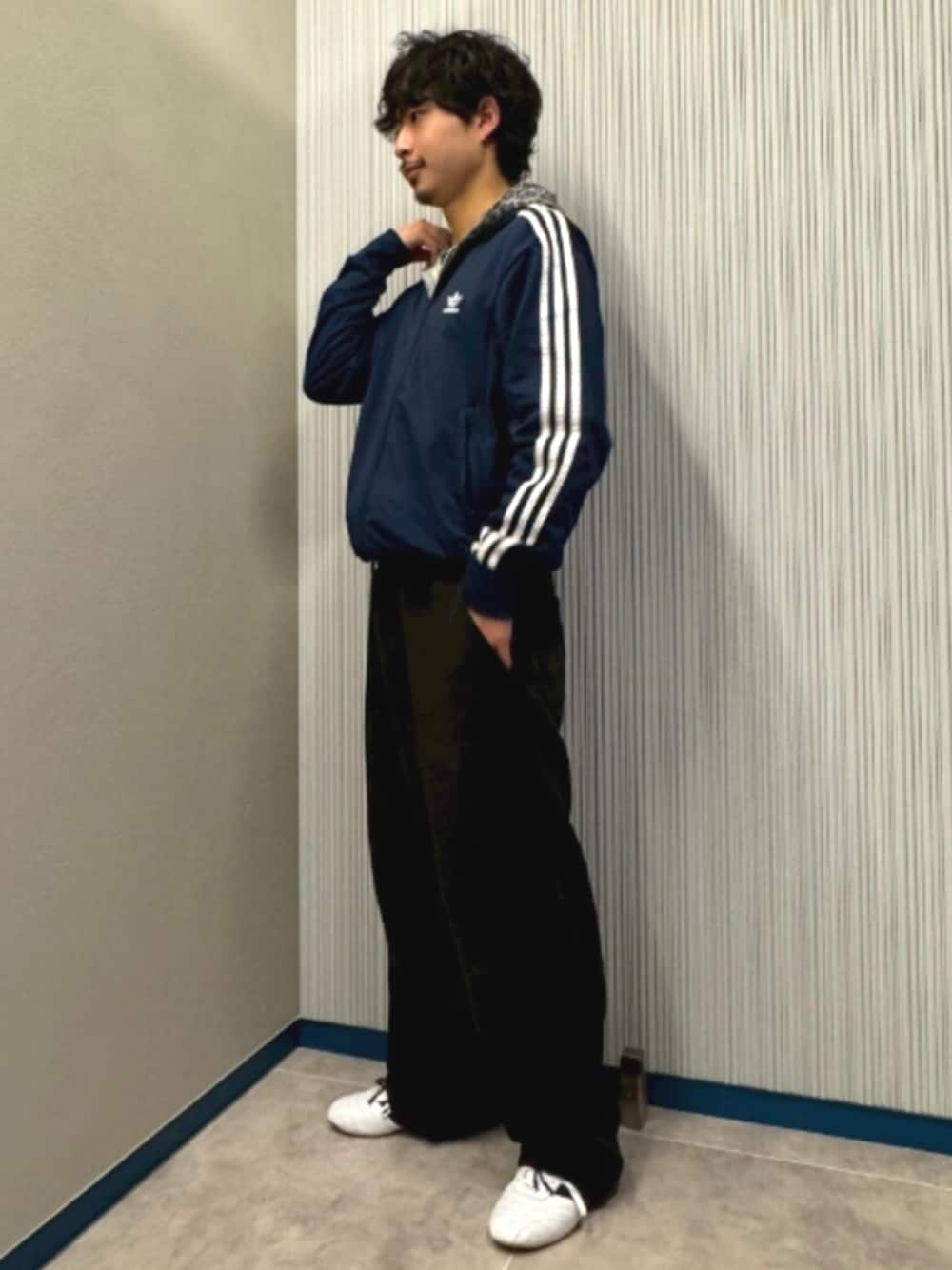 「adidas、adidas originals、アディダス、アディダスオリジナルス、ジャージ、ネイビー、アクセサリー、白スニーカー、スポーツミックス」｜「adidasのアディカラー クラシックス ファイヤーバード トラックトップ / ジャージ / アディダスオリジナルス adidas Originals（ジャージ、ブルー系）」を使った、kyoheiさん（骨格ナチュラル・メンズ・172cm）の夏コーディネートの1枚目の写真