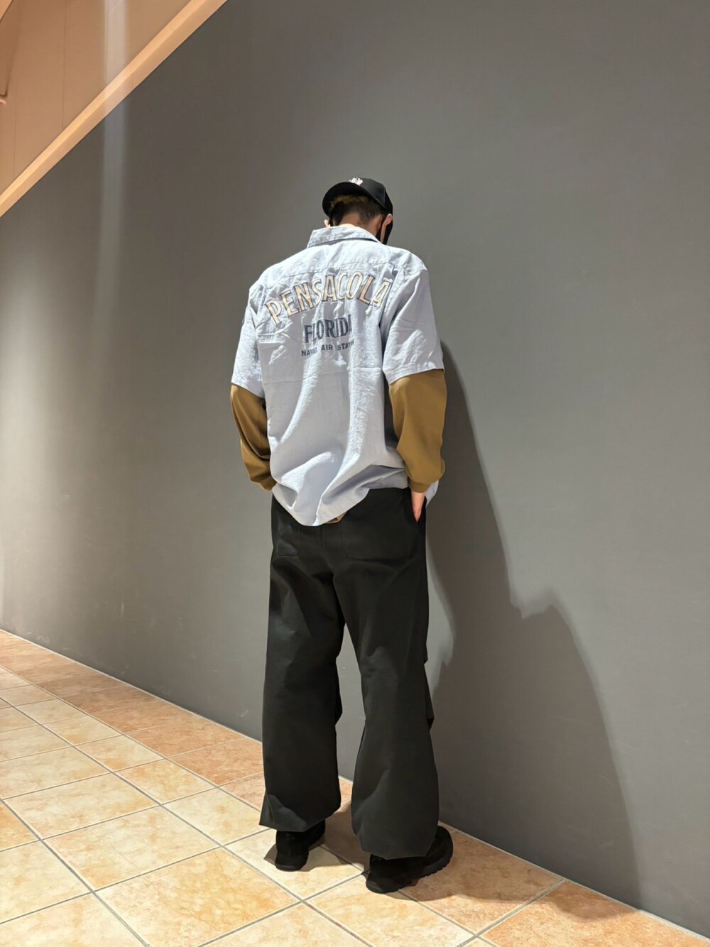 「重ね着、シャツ、AVIREX、休日コーデ、ootd、麻、今日のコーデ、AVIREXBelle、AVIREX新潟店、ファッションの力を信じよう」｜「AVIREXの《直営店限定》CORDURA COMBI BOOTS FIELD BOOTS / コーデュラ コンビ フィールドブーツ / AVIREX / アヴィレックス（ブーツ、ブラック系）」を使った、10さん（メンズ・180cm）の春コーディネートの1枚目の写真