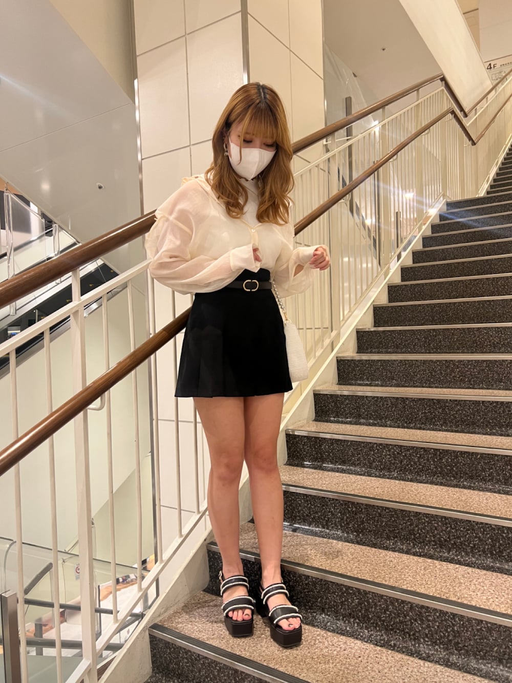 「おでかけコーデ、休日コーデ、春服コーデ、おしゃれさんと繋がりたい、春コーデ、はるコーデ、シャツスタイル、ミニスカート、厚底サンダル、高身長女子、骨格ウェーブ」｜「one after another NICE CLAUPのハイネックインナーセット/マルチWAYシアーシャツ（シャツ/ブラウス、ホワイト系）」を使った、mano0416さん（レディース・162cm）の春コーディネートの1枚目の写真