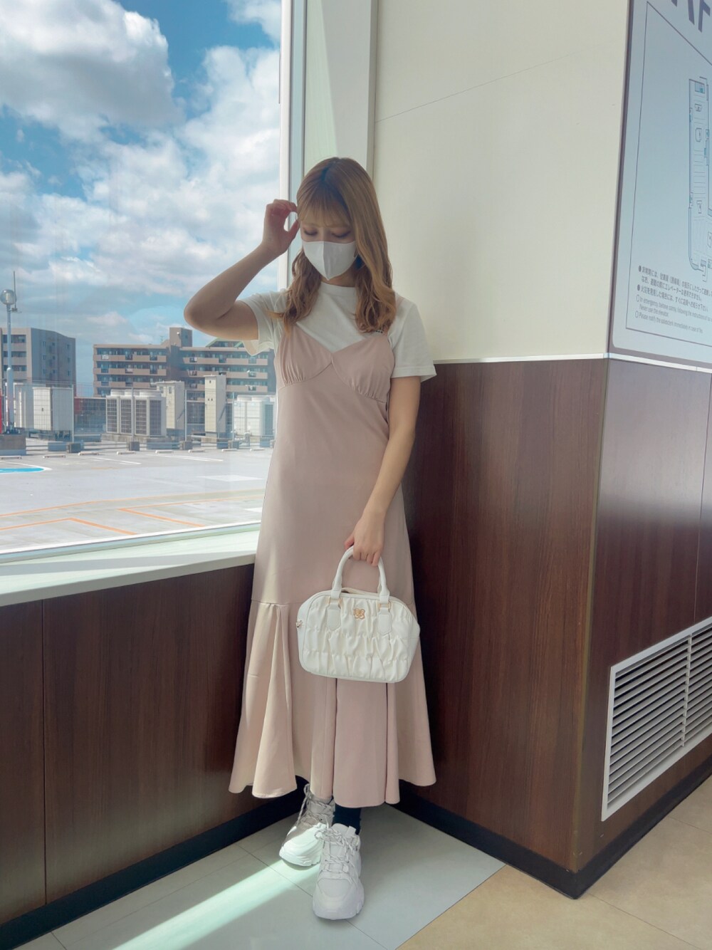 「大人カジュアル、今日のコーデ、春夏コーデ、休日スタイル、大人かわいい、スニーカー、高身長女子、キャミワンピ、夏コーデ、お洒落さんとつながりたい、高身長コーデ、おでかけコーデ」｜「one after another NICE CLAUPのインナーと羽織で着回せる。マーメイドキャミワンピース（ワンピース、ピンク系）」を使った、mano0416さん（レディース・162cm）の春コーディネートの1枚目の写真