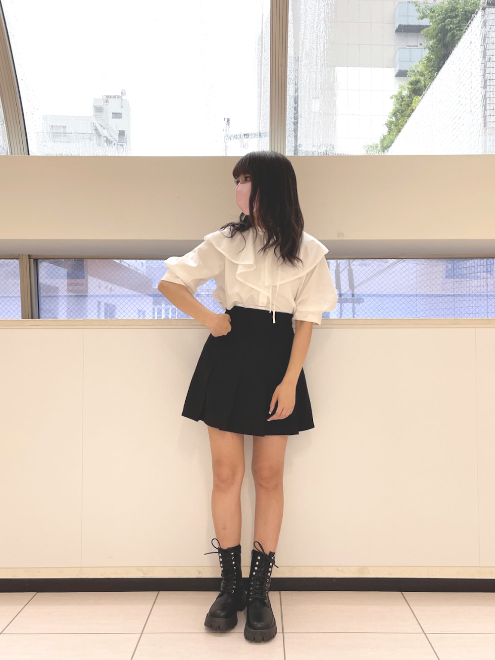 「高身長女子、ナイスクラップ、プリーツスカート、ブラウス、甘め、ブーツ、モノトーン」｜「one after another NICE CLAUPのボックスプリーツミニスカート（スカート、ブラック系）」を使った、mano0416さん（レディース・162cm）の夏コーディネートの1枚目の写真