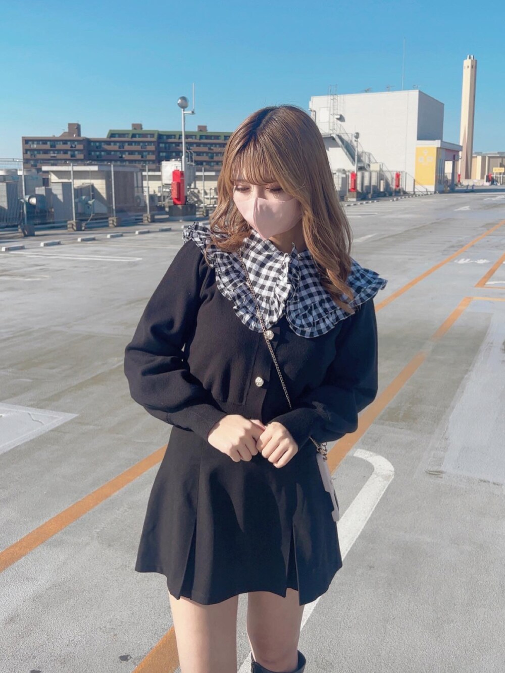 「春コーデ、休日スタイル、春服みてみて、甘めコーデ、モノトーン、162cm、骨格ウェーブ、イエベ春、カーディガン、襟フリル、ブラウス」｜「one after another NICE CLAUPの大きなフリル襟ブラウス　2023SS（シャツ/ブラウス、ブラック系）」を使った、mano0416さん（レディース・162cm）の春コーディネートの1枚目の写真