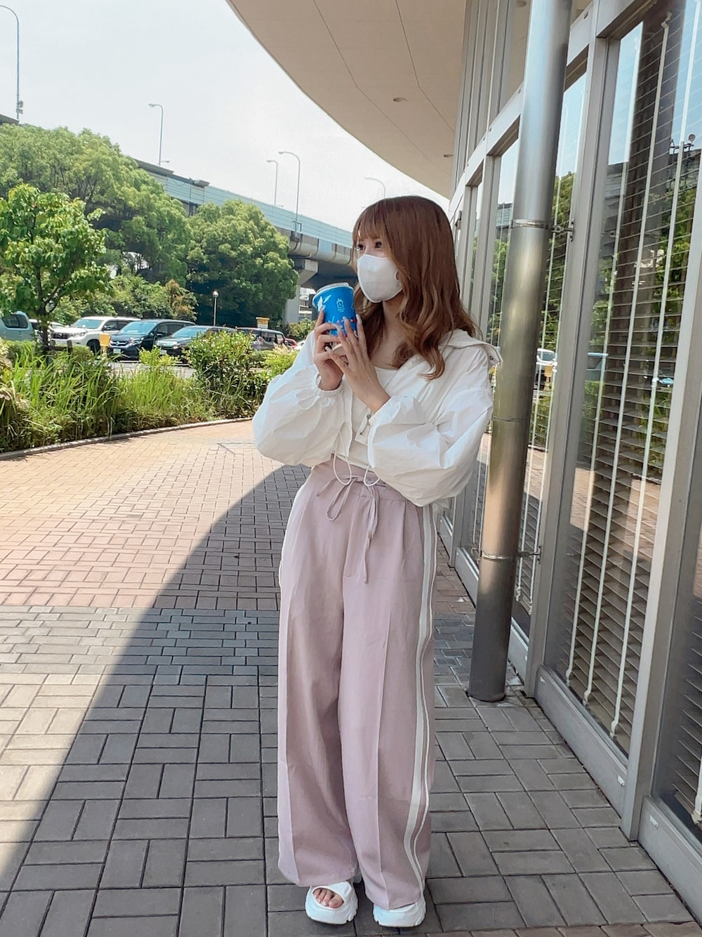 「夏コーデ、オトナカジュアル、お出かけコーデ日記、夏、パンツコーデ、おでかけコーデ、おしゃれさんと繋がりたい、サンダルコーデ、スポサン、ラインパンツ、ピンクパンツ」｜「one after another NICE CLAUPのラインジャージパンツ（スラックス、ピンク系）」を使った、mano0416さん（レディース・162cm）の春コーディネートの1枚目の写真