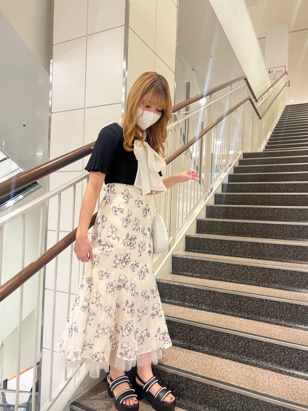 「大人コーデ、キレイめ、リボン、ロングスカート、マーメイドスカート、おしゃれさんと繋がりたい、春服、休日スタイル、今日のコーデ、高身長女子、大人女子、高身長コーデ」｜「one after another NICE CLAUPの前後2WAYベルスリーブボウタイニット（ニット/セーター、ブラック系）」を使った、mano0416さん（レディース・162cm）の春コーディネートの1枚目の写真