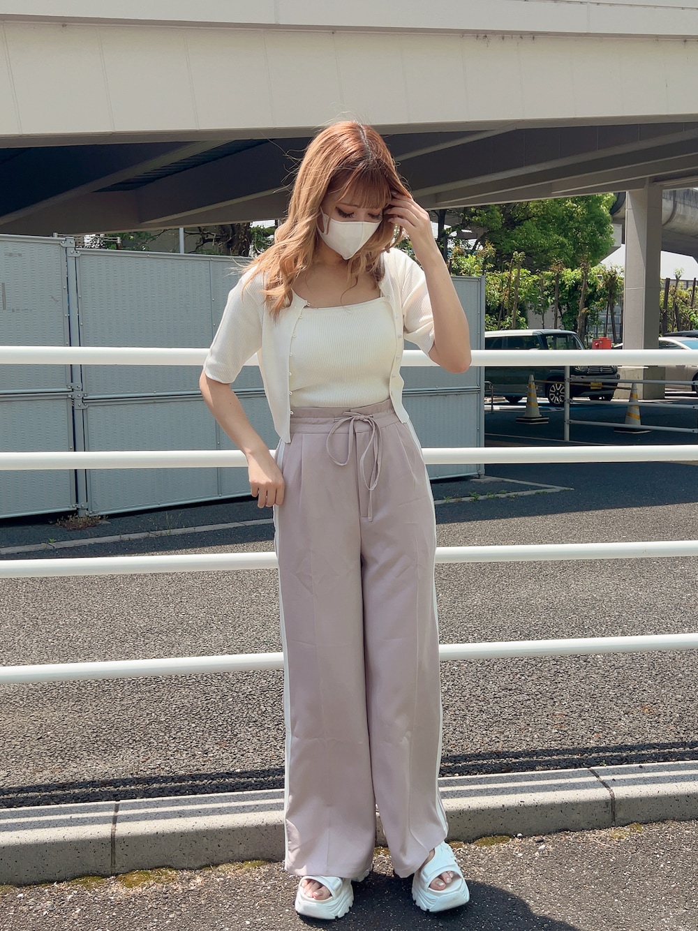 「お洒落さんとつながりたい、お出かけコーデ日記、カジュアル、ラインパンツ、ラクチンコーデ、春コーデ、高身長コーデ、162cm、イエベ春」｜「one after another NICE CLAUPのラインジャージパンツ（スラックス、ピンク系）」を使った、mano0416さん（レディース・162cm）の春コーディネートの1枚目の写真