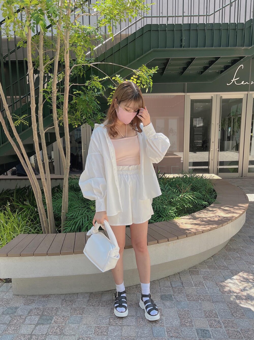 「カジュアル、休日スタイル、高身長女子、ナイスクラップ、シャツコーデ、セットアップ、ホワイトコーデ」｜「one after another NICE CLAUPのホルダーキャミブラトップ（キャミソール、ピンク系）」を使った、mano0416さん（レディース・162cm）の夏コーディネートの1枚目の写真