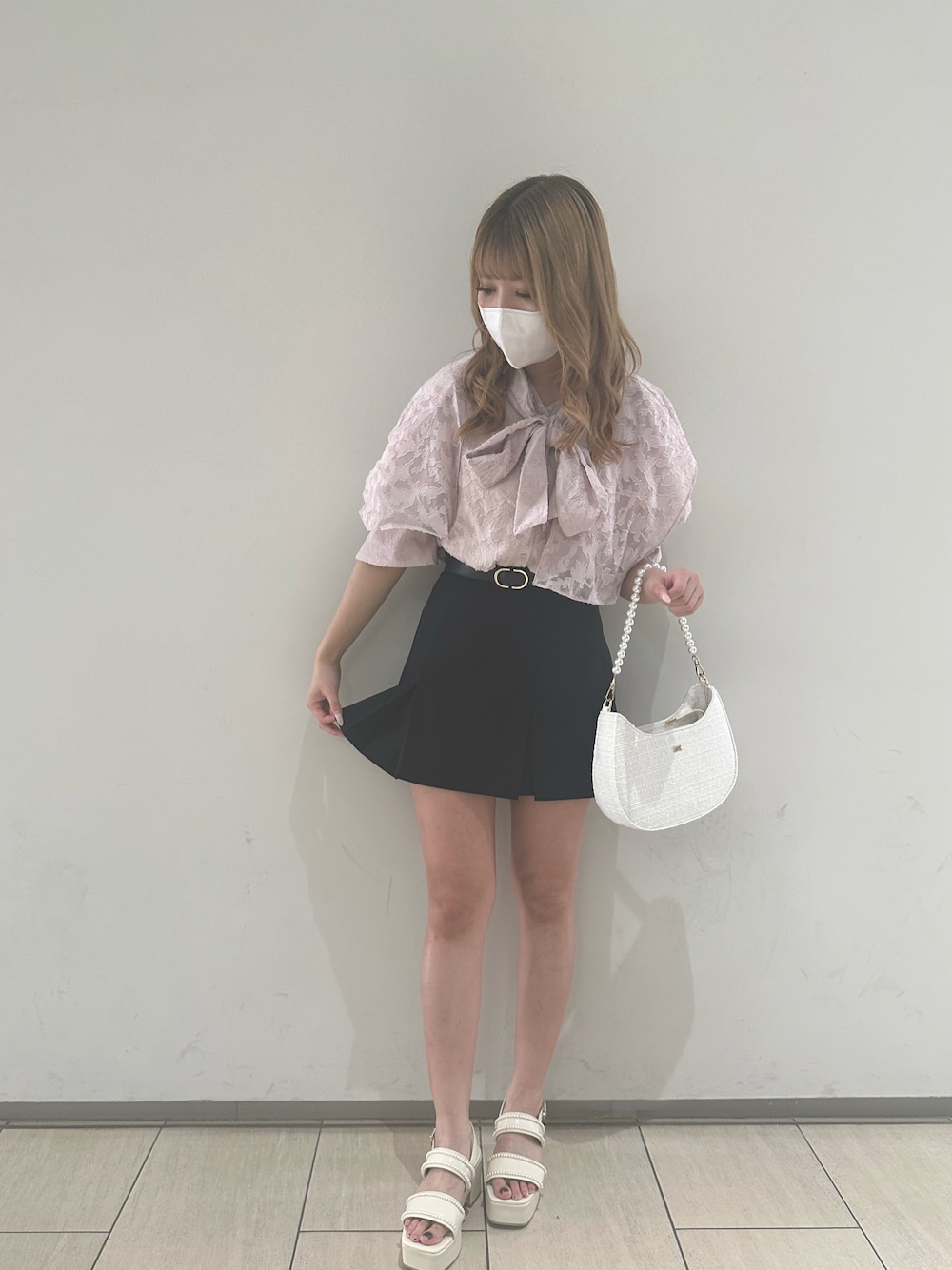 「春夏コーデ、今日のコーデ、イエベ春、ブラウス、高身長女子、骨格ウェーブ、ミニスカート、サンダル、おしゃれさんと繋がりたい、甘め」｜「one after another NICE CLAUPの【WEB限定色あり/襟取り外し可能】マルチウェイリボンブラウス（シャツ/ブラウス、ピンク系）」を使った、mano0416さん（レディース・162cm）の春コーディネートの1枚目の写真