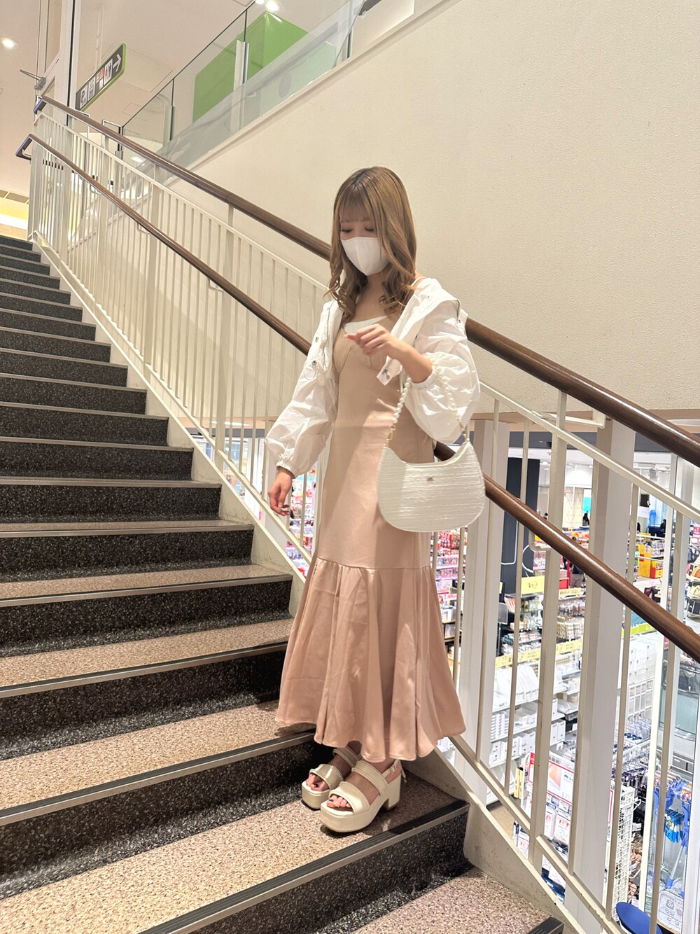「夏コーデ、春夏コーデ、大人カジュアル、ゆるコーデ、着回しコーデ、ワンピースコーデ、キャミワンピ、サンダルコーデ、おしゃれさんと繋がりたい、骨格ウェーブ、イエベ春」｜「one after another NICE CLAUPのマーメイドキャミワンピース（ワンピース/ドレス、ピンク系）」を使った、mano0416さん（レディース・162cm）の春コーディネートの1枚目の写真
