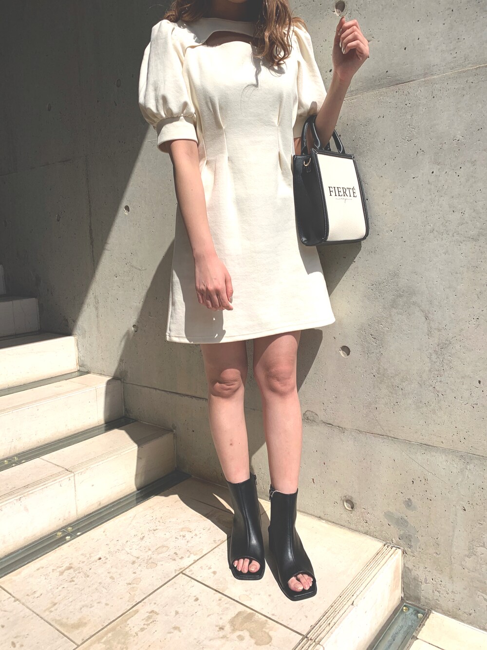 「one after another NICE CLAUPの胸あきポンチワンピ（ワンピース、ホワイト系）」を使った、mano0416さん（レディース・162cm）の春コーディネートの1枚目の写真